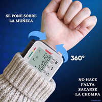Tensiómetro de muñeca puesto sobre la chompa, sin sacarse la ropa